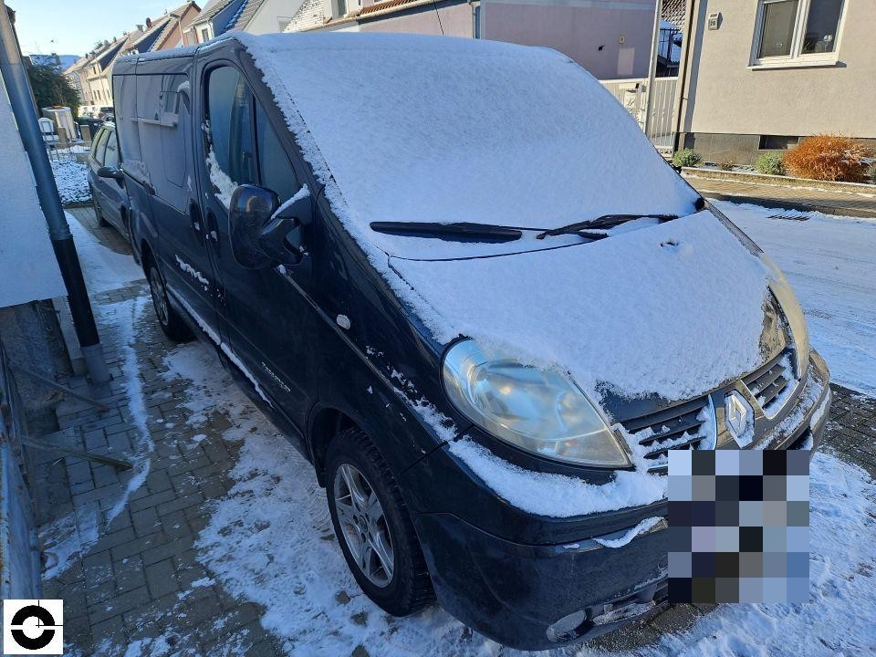 Frontansicht schräg links, Fahrzeug schneebedeckt, Kennzeichen bereits pixeliert