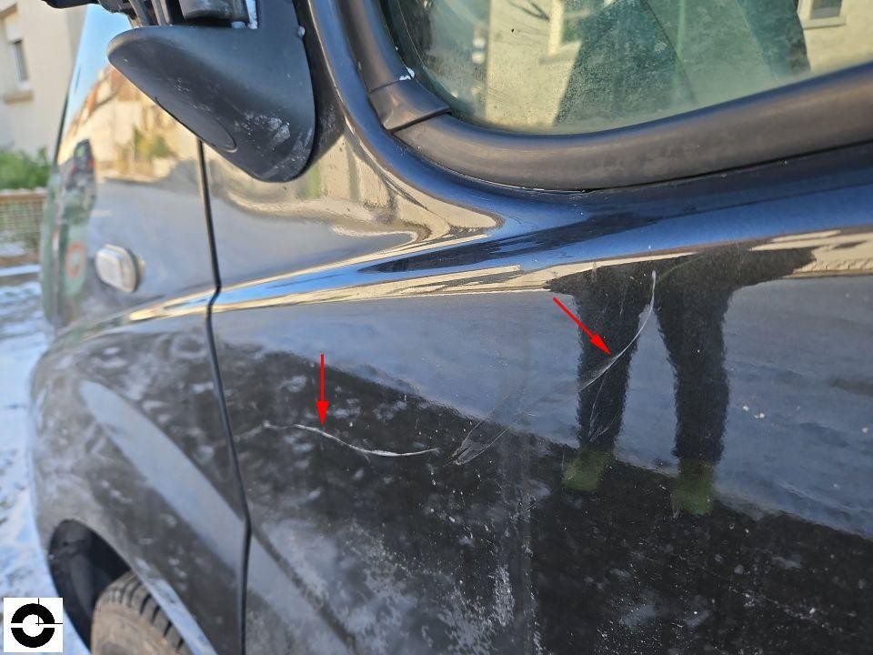 Hintere linke Seitenwand mit Kratzern, markiert durch rote Pfeile