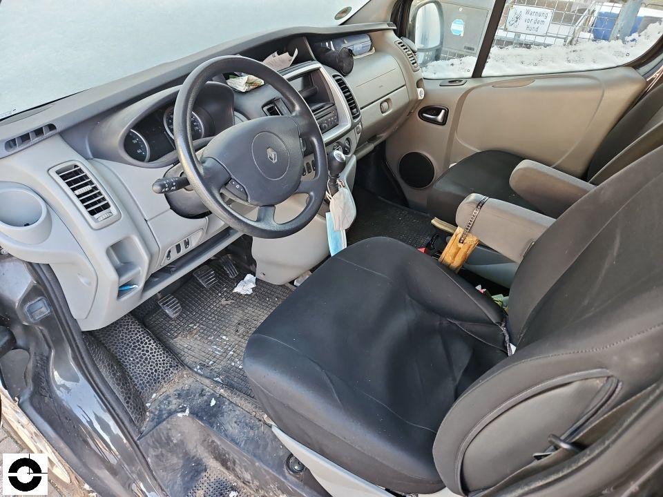 Innenraum-Ansicht von Fahrerseite, Lenkrad und Sitze sichtbar, leichte Verschmutzung