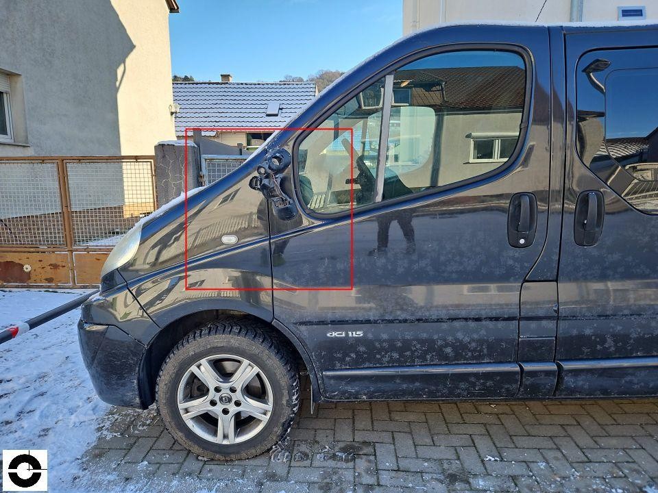 Linke Fahrzeugseite, beschädigter Außenspiegel abgerissen, Fahrertür