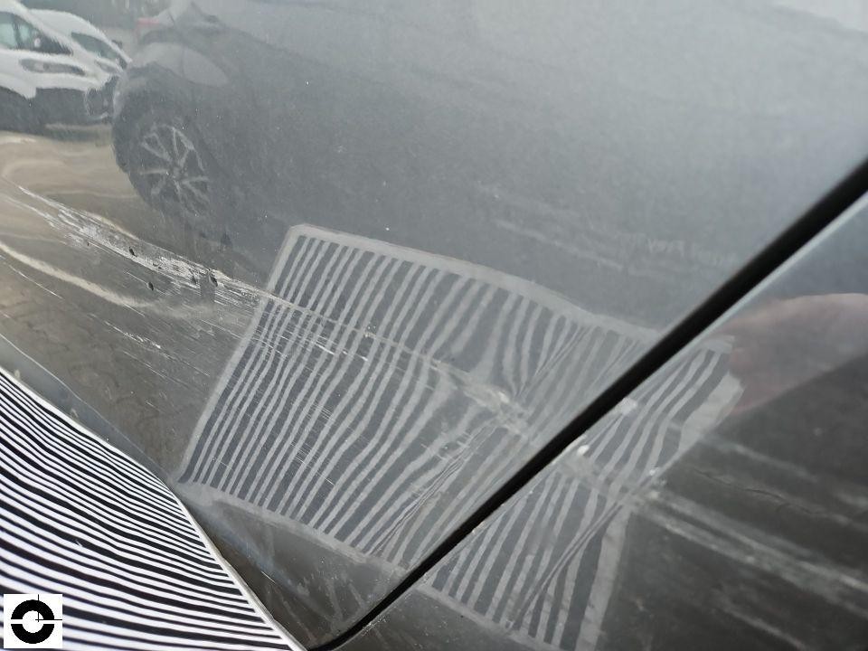 Detailaufnahme der Motorhaube mit Spiegelung, leichte Oberflächenverschmutzung sichtbar