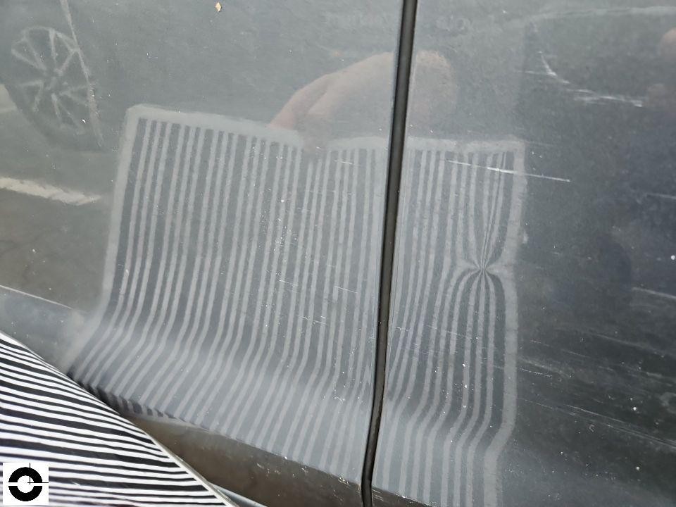 Detailaufnahme mit Streifenlicht zeigt Dellen an hinterer Seitenwand rechts