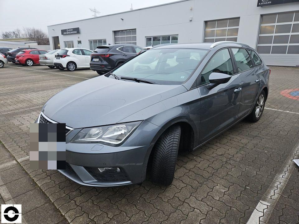 Frontansicht schräg rechts, grauer Kombi auf Parkplatz, keine sichtbaren Schäden