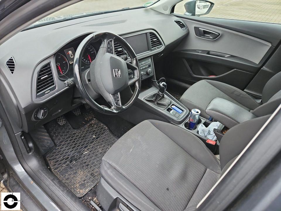 Innenraum, Blick durch geöffnete Fahrertür auf Cockpit und Vordersitze