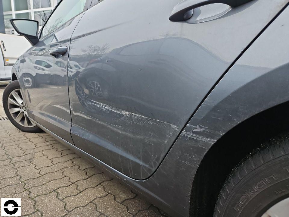 Linke Fahrzeugseite mit Kratzern und Schürfspuren an vorderer und hinterer Tür