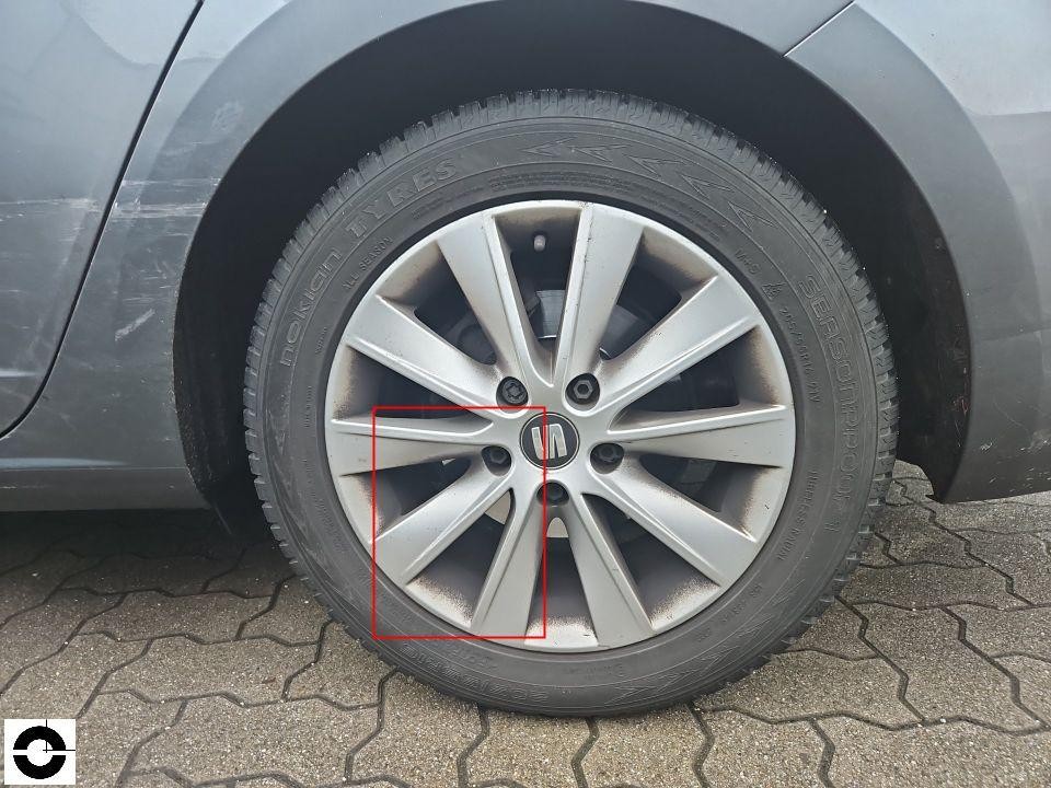 Linkes Hinterrad mit SEAT-Alufelge, leichte Verschmutzung, Nokian-Reifen