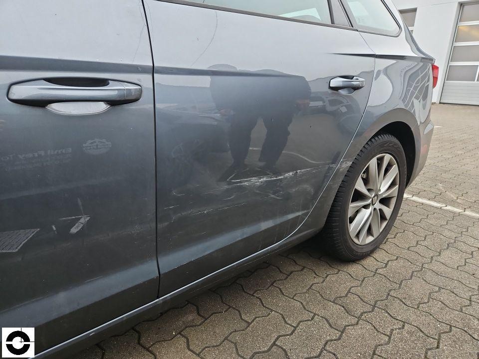 Rechte Fahrzeugseite, Kratzer und Schürfschäden an hinterer Tür und Schweller
