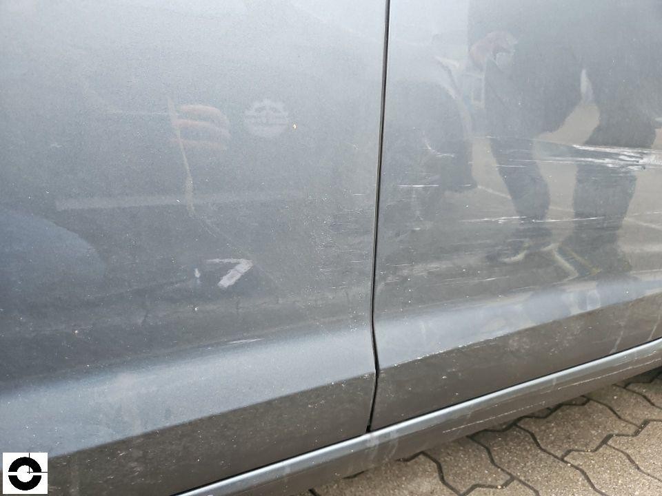 Seitenansicht linke Fahrzeugseite, vordere und hintere Tür, leichte Kratzer sichtbar
