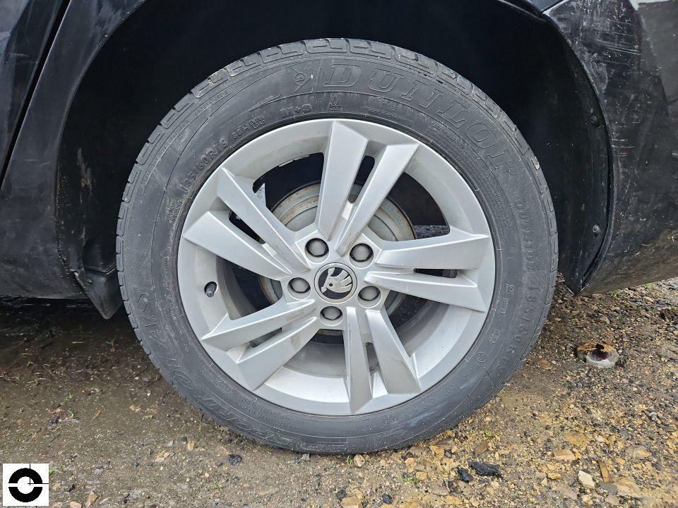 Detailaufnahme rechtes Hinterrad mit Škoda-Alufelge und Dunlop-Reifen, leichte Verschmutzung