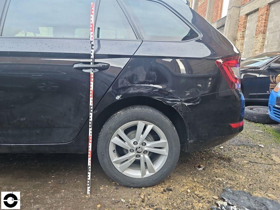 Hintere linke Seite, Delle und Kratzer am hinteren Kotflügel über Radlauf, Messlatte zur Dokumentation