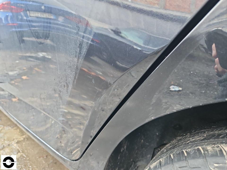 Hinterer linker Kotflügel mit Kratzern und Verschmutzungen, Radlauf sichtbar