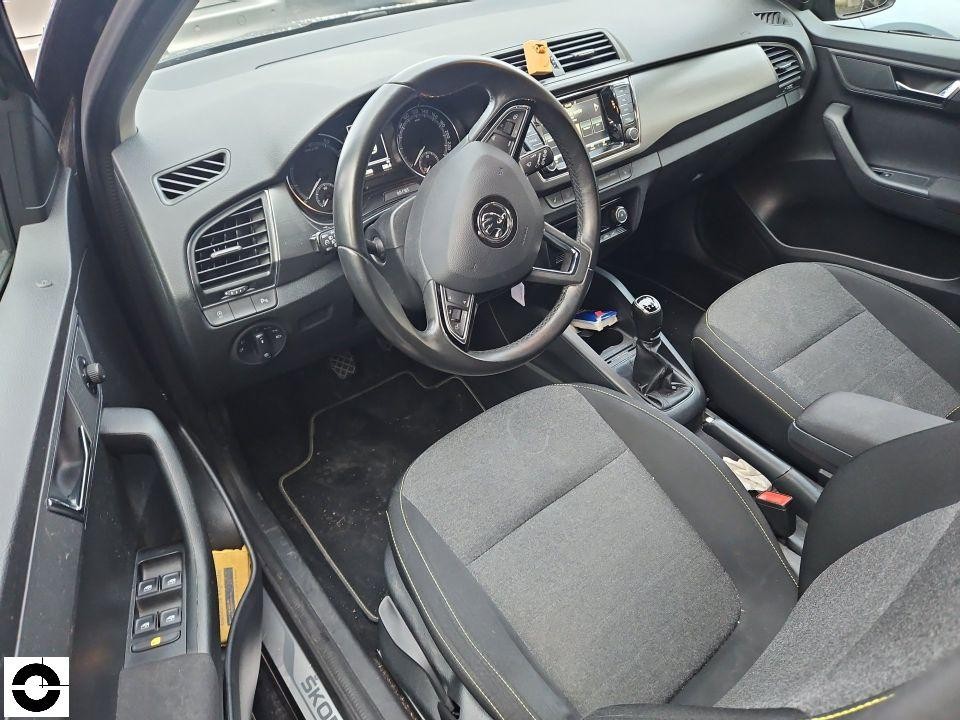 Innenraum Fahrerseite, Blick auf Lenkrad, Sitze und Armaturenbrett, keine Schäden erkennbar