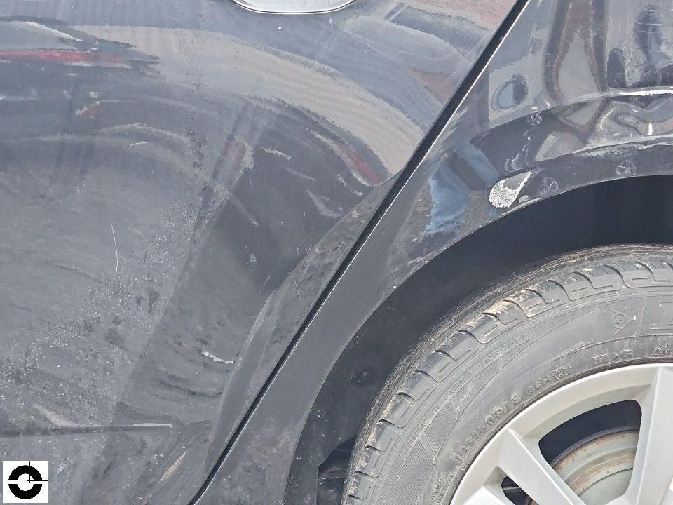 Nahaufnahme hinterer Radlauf rechts mit Lackabplatzer am Kotflügel