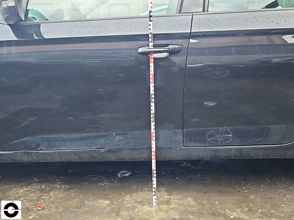 Seitenansicht linke Fahrzeugseite mit Messlatte, Kratzer und Verschmutzungen an Türen