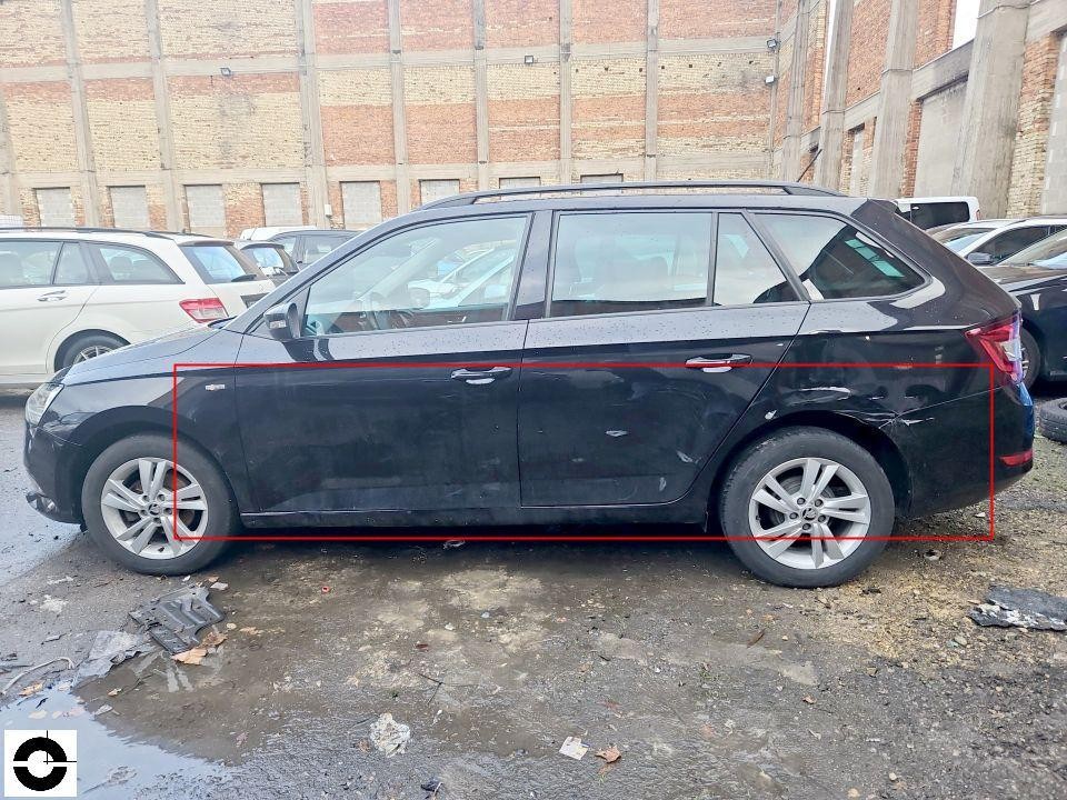 Seitenansicht rechts, Schäden an Türen und Schweller, roter Markierungsrahmen