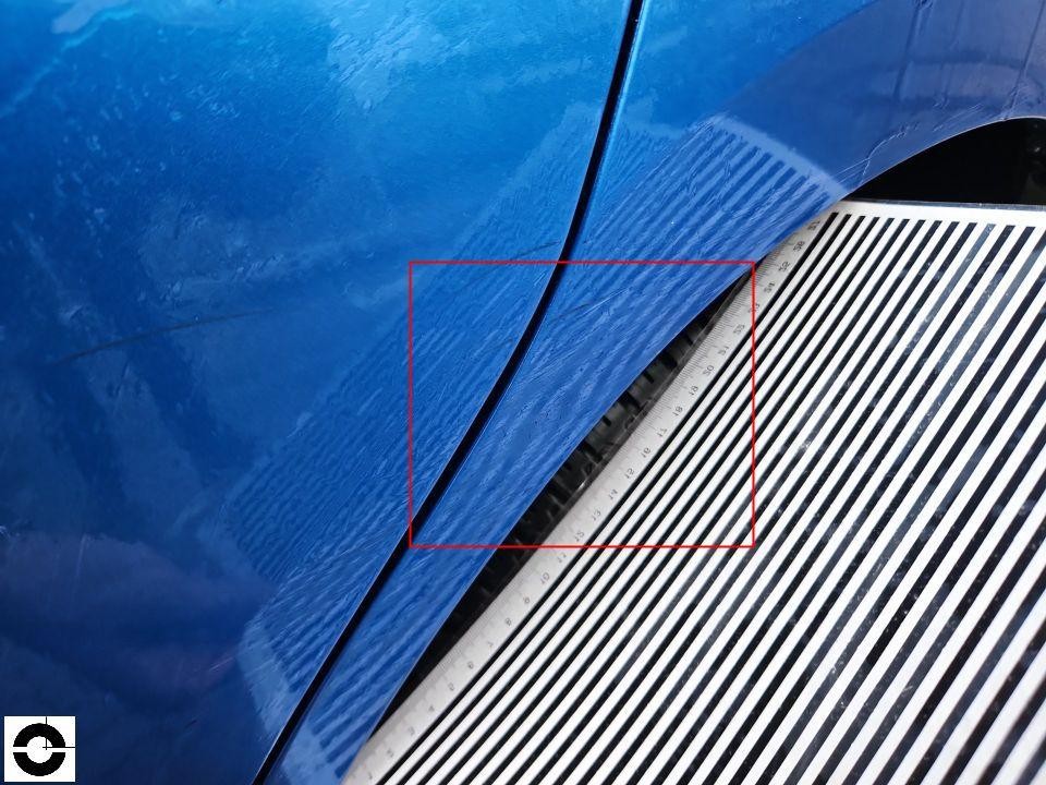 Detailaufnahme Spaltmaß zwischen Kotflügel und Motorhaube vorne links, blauer Lack, mit Messlineal