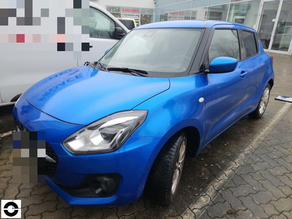 Frontansicht schräg rechts, blauer Kleinwagen, keine sichtbaren Schäden