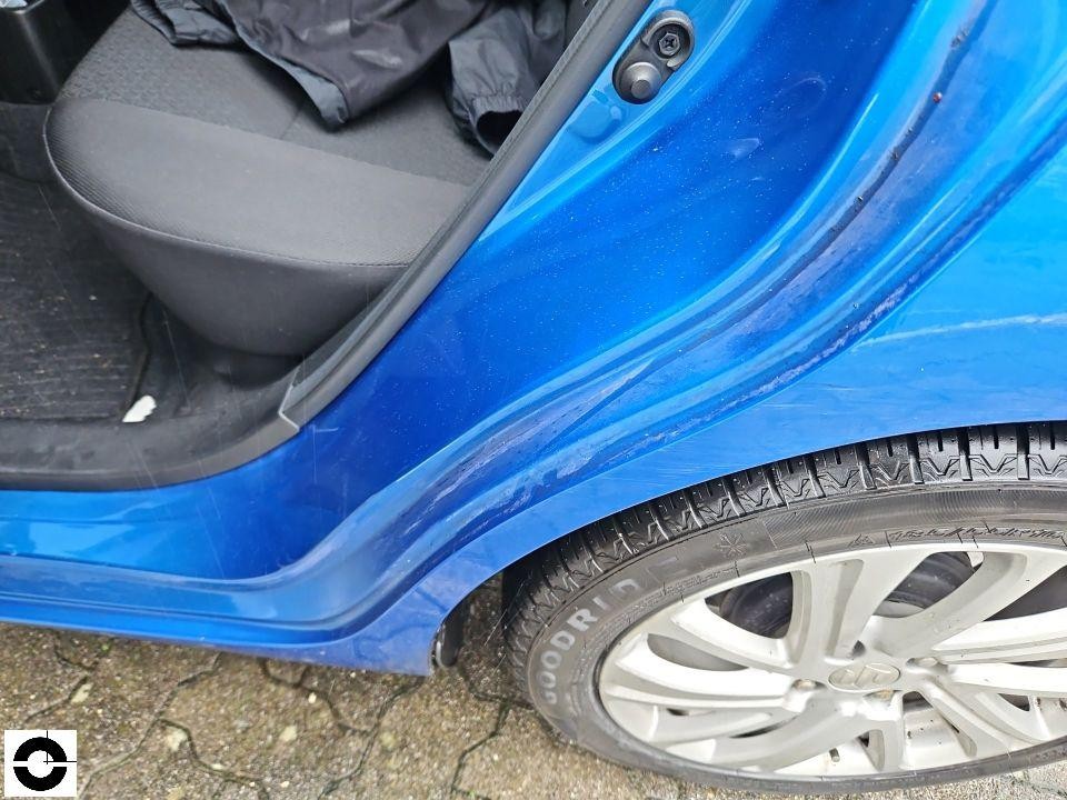 Geöffnete Fahrertür, Blick auf blauen Schweller und Einstiegsbereich, Goodride-Reifen sichtbar