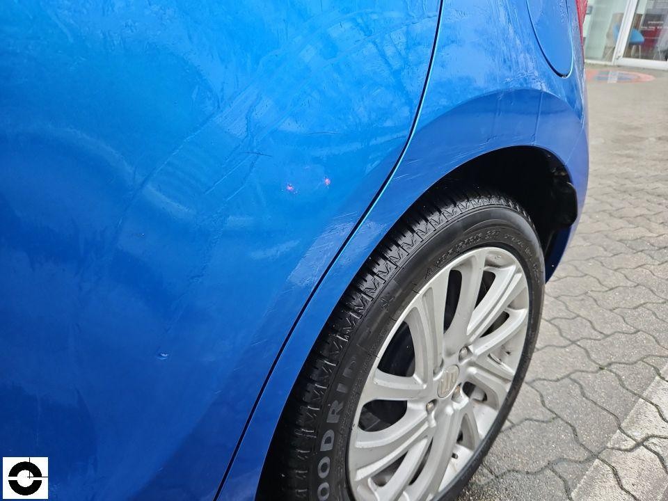 Hinterer linker Kotflügel und Radlauf, blaue Lackierung mit leichten Kratzern, Alufelge sichtbar