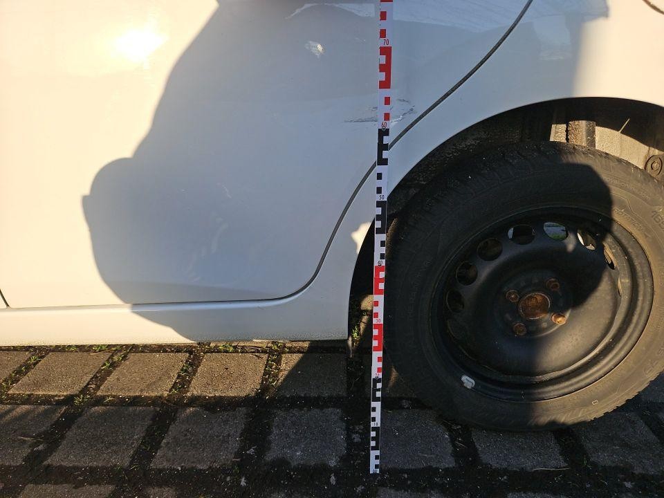 Detailaufnahme Schaden an Fahrertür links mit Messlatte, Kratzer und Delle sichtbar