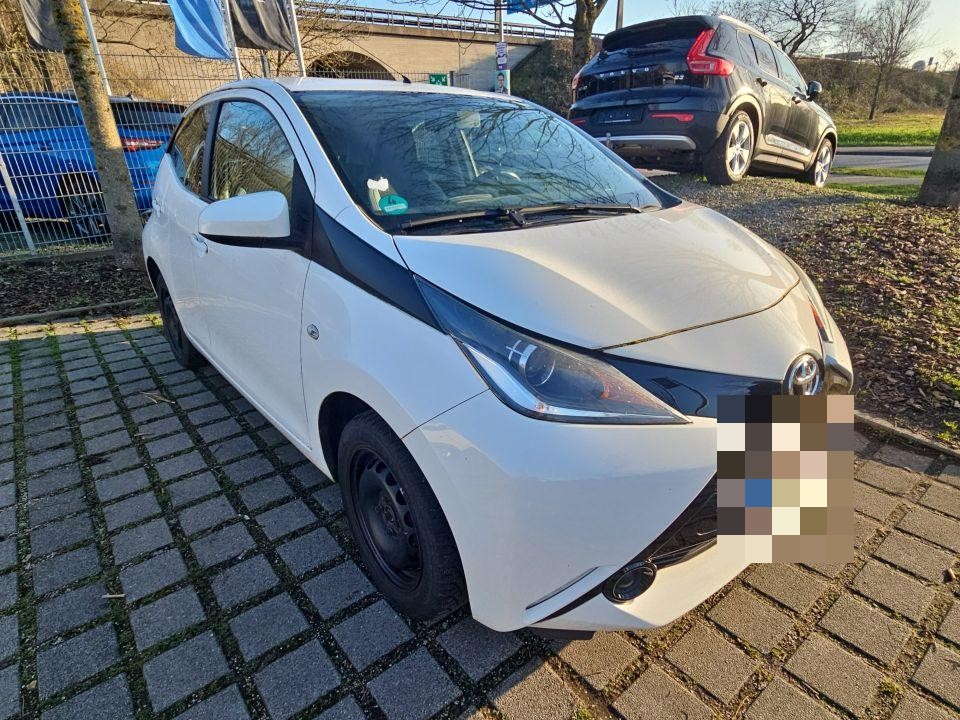 Frontansicht schräg rechts, weißer Kleinwagen, keine sichtbaren Schäden, Kennzeichen pixeliert