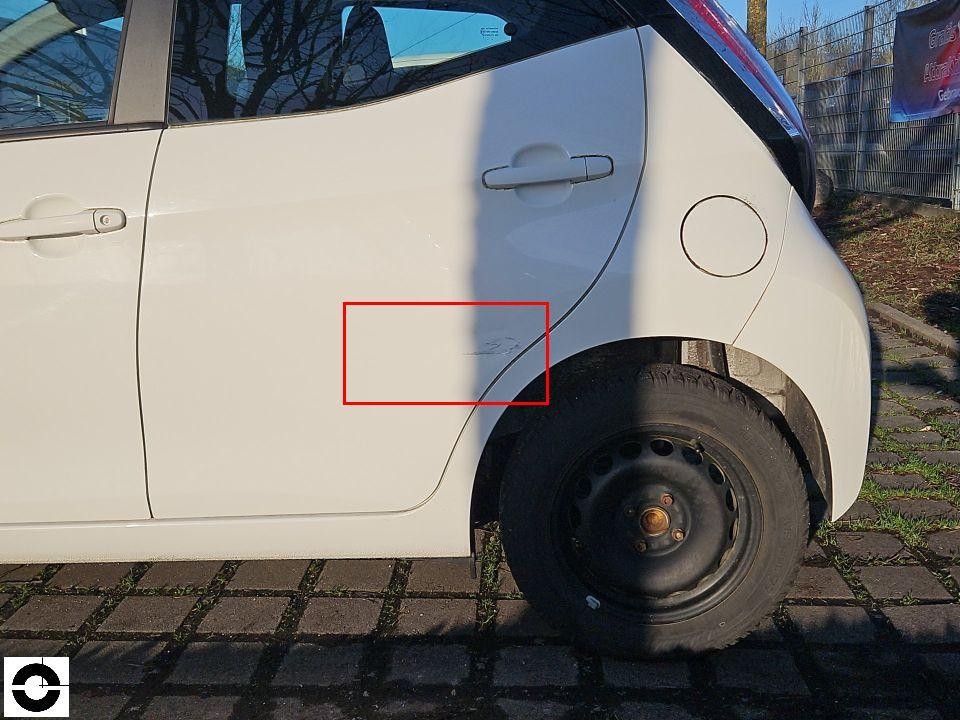 Seitenansicht rechts, hintere Tür mit Kratzern im rot markierten Bereich, Stahlfelge