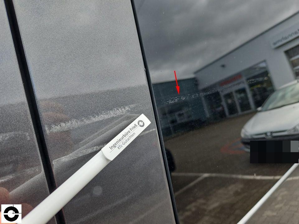 B-Säule rechts mit Kratzern und rotem Markierungspfeil, Messstab angelegt