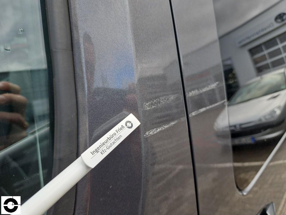 B-Säule rechts mit Messstab, leichte Verschmutzung sichtbar