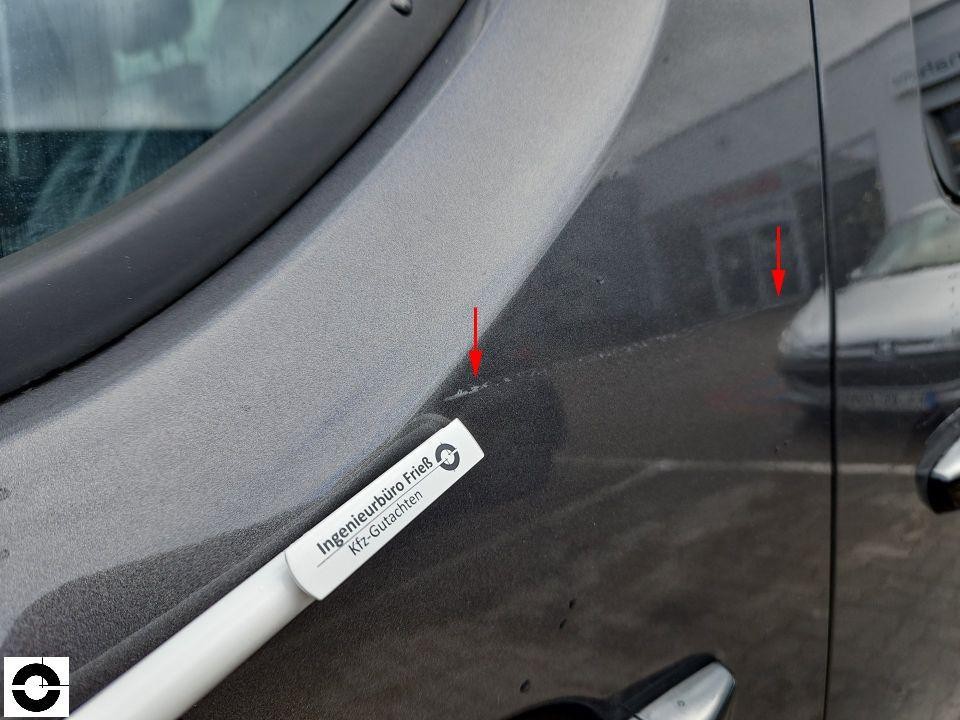 Detailaufnahme A-Säule und Dachübergang links, rote Pfeile markieren Kratzer/Lackschäden