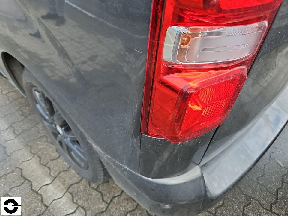 Heckansicht links, Rückleuchte und hinterer Kotflügel mit Verschmutzungen