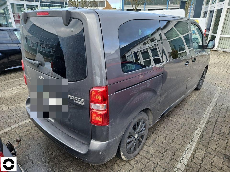Heckansicht schräg rechts, Toyota Proace Verso, Kennzeichen pixeliert, keine sichtbaren Schäden