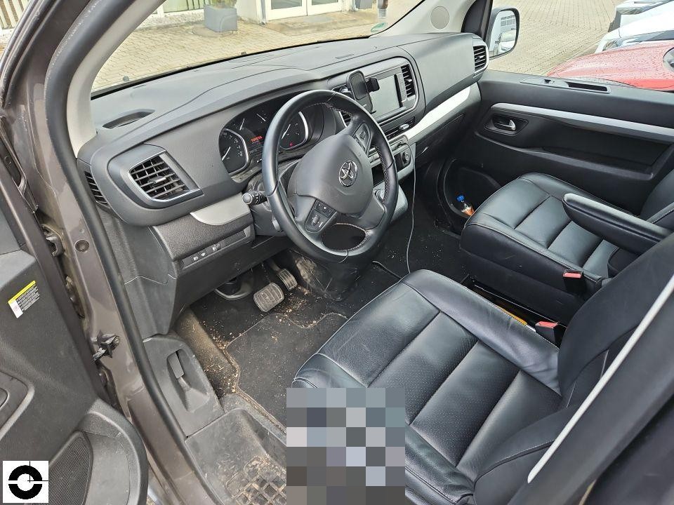 Innenraum Fahrerseite, schwarze Ledersitze, Lenkrad mit Toyota-Logo, verschmutzter Fußraum