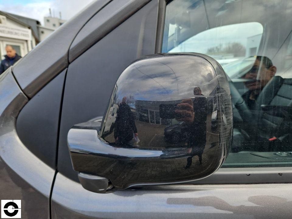 Rechter Außenspiegel mit schwarzer Spiegelkappe, Nahaufnahme von vorne-seitlich