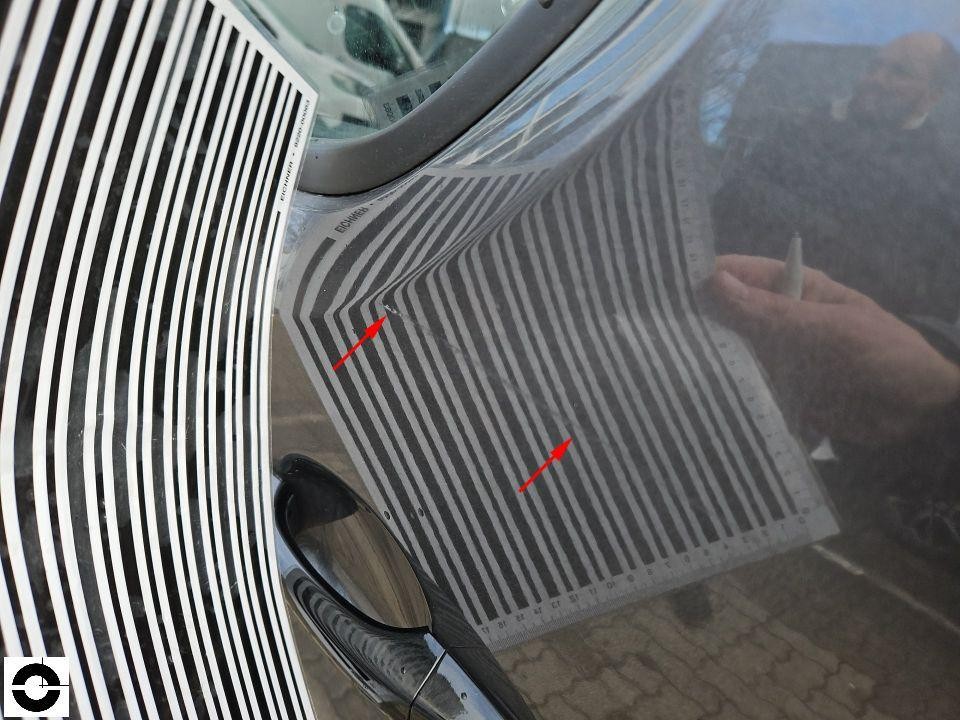 Streifenlichtmessung an rechter Seitenwand zur Dellenerkennung mit roten Markierungspfeilen