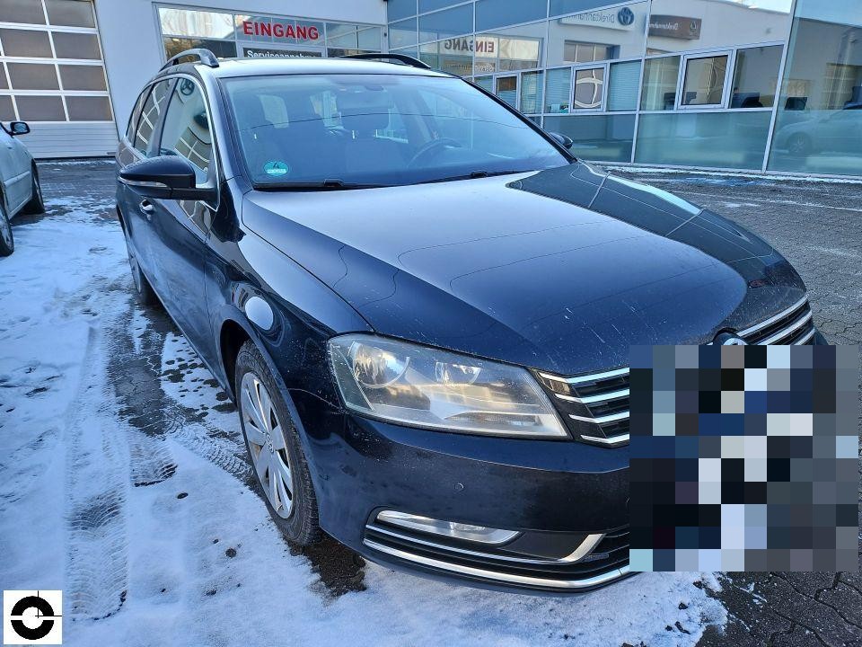 Frontansicht schräg von rechts, dunkelblaues Fahrzeug vor Autohaus, Winterbedingungen, Kennzeichen pixeliert