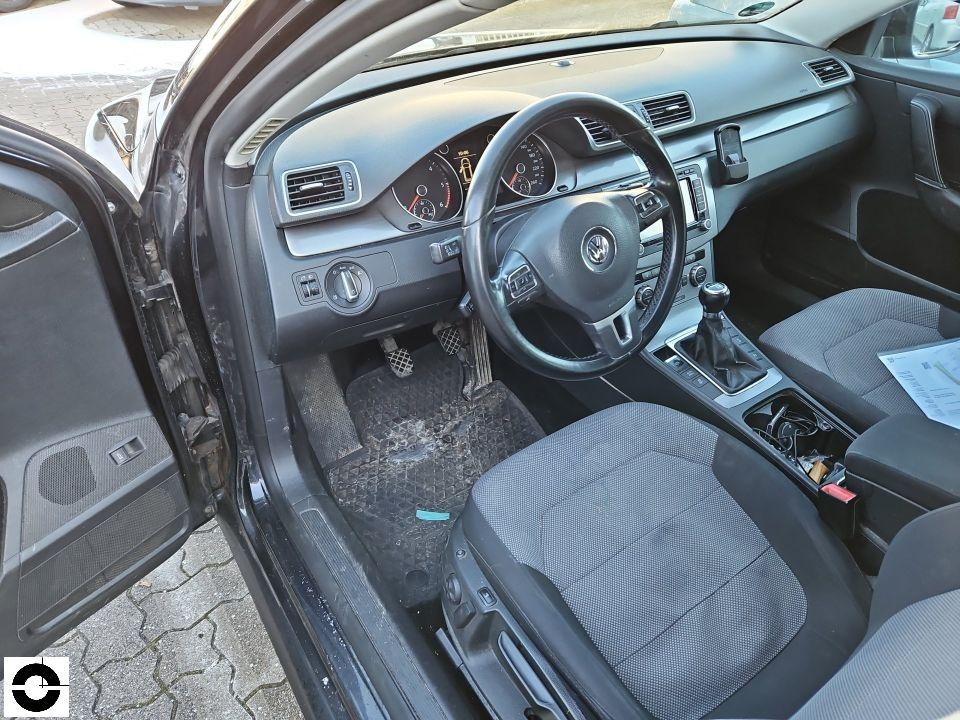 Innenraum Fahrerseite, geöffnete Tür, Armaturenbrett, Lenkrad, Stoffsitze, keine Schäden erkennbar