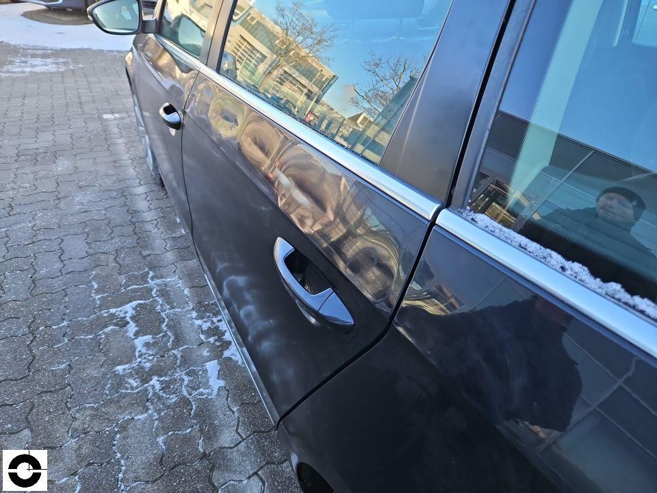 Linke Fahrzeugseite, hintere Tür mit Türgriff, keine sichtbaren Schäden