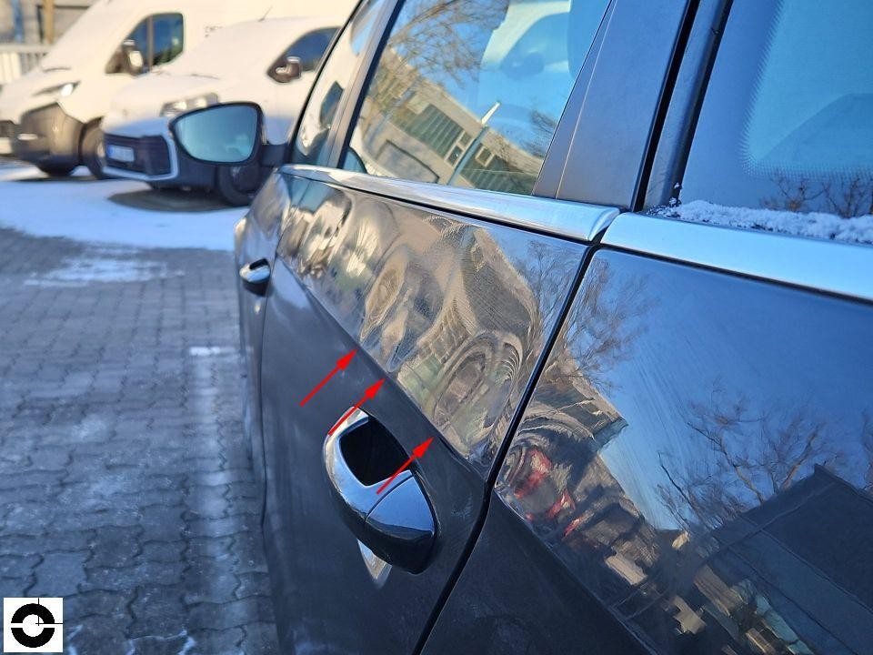 Linke hintere Tür mit Kratzern und Dellen, markiert durch rote Pfeile