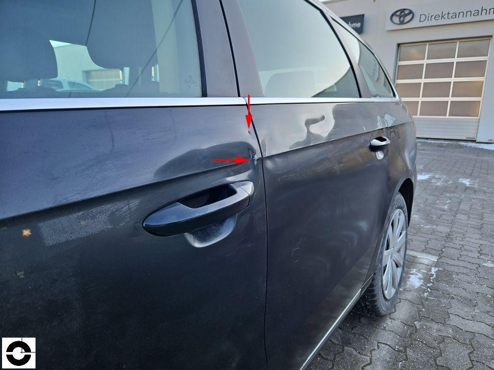 Rechte Seite, hintere Tür mit Delle und Kratzer, rote Markierungspfeile