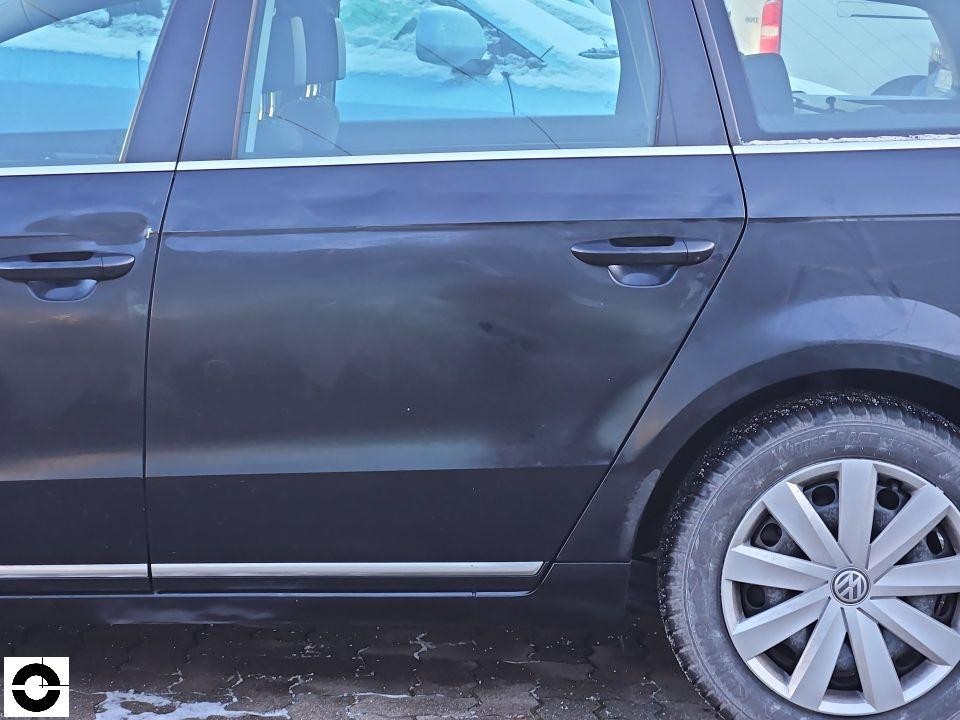 Seitenansicht linke hintere Tür mit Dellen und Verformungen