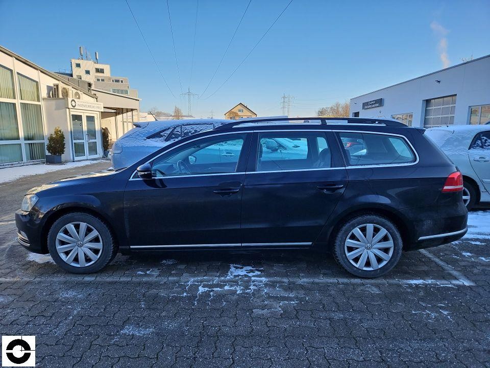 Seitenansicht links, dunkelblaues Kombi, winterliche Umgebung, keine sichtbaren Schäden