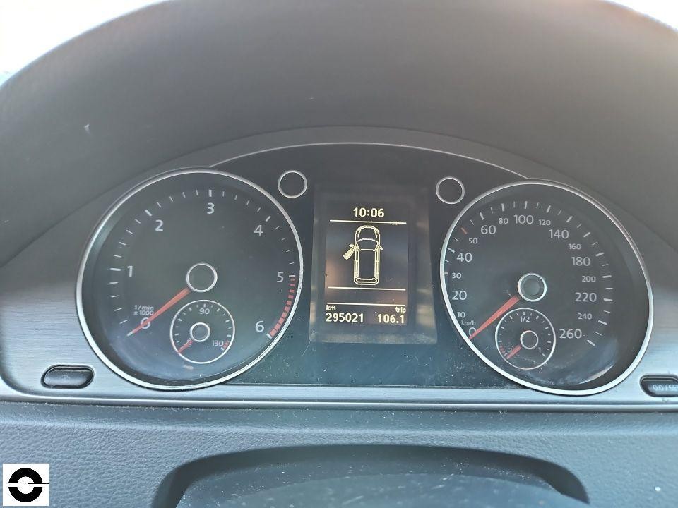 Tacho und Kombiinstrument, Kilometerstand 295021 km, Uhrzeit 10:06