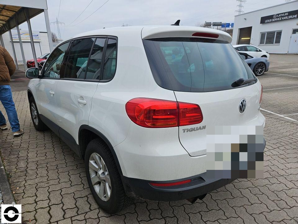 Heckansicht schräg links, weißer SUV auf Parkplatz, keine sichtbaren Schäden
