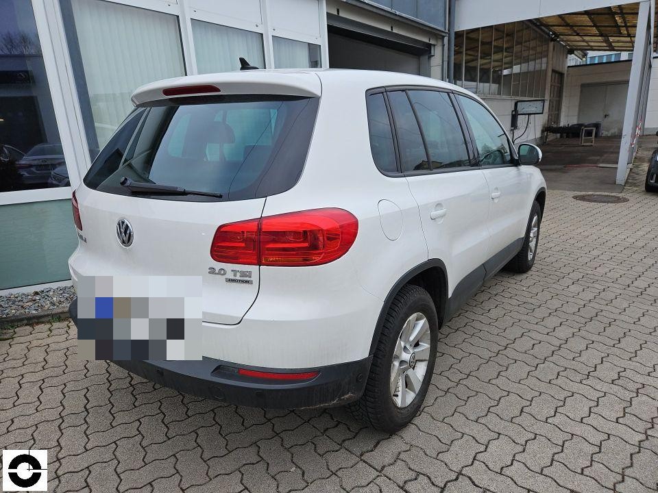 Heckansicht schräg rechts, weißes SUV, keine sichtbaren Schäden, Werkstattgelände