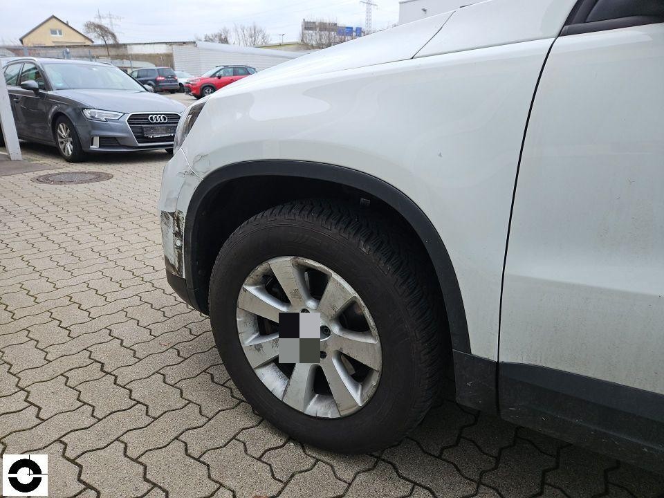 Vorderer linker Kotflügel mit Schaden an Stoßstange, Seitenansicht, Radkasten sichtbar