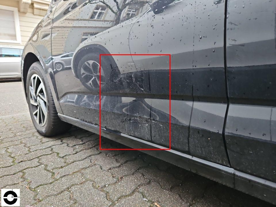 Linke Seite, Kratzer und Schürfspuren an hinterer Tür und Schweller