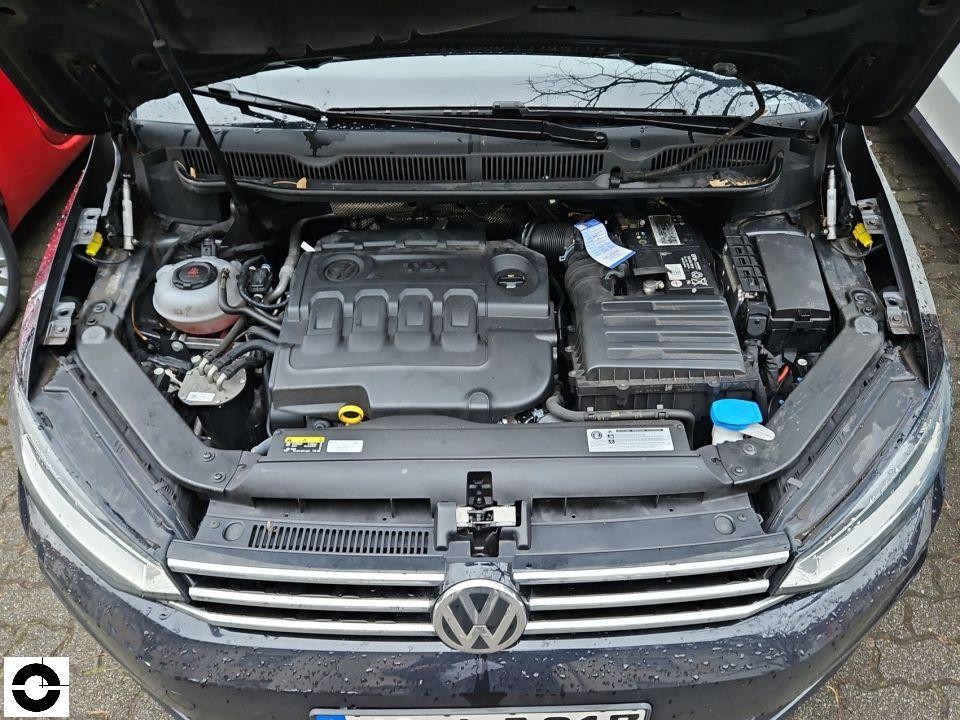 Motorraum von oben mit geöffneter Haube, TDI-Dieselmotor sichtbar