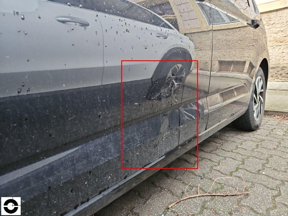 Seitenansicht rechts, Schaden an hinterer Tür und Seitenschweller, Kratzer und Delle sichtbar