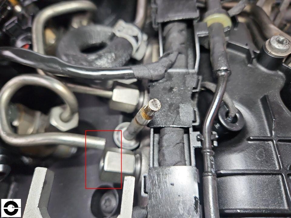 Detailaufnahme Motorraum, Kraftstoffleitungen und Anschlüsse mit roter Markierung