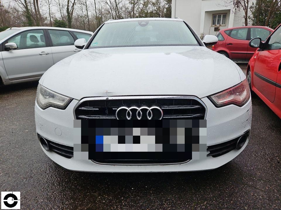 Frontansicht, weißes Audi Fahrzeug, Kennzeichen pixeliert, leichte Verschmutzung auf Motorhaube